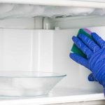 Чем лучше всего мыть холодильник при разморозке