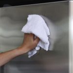 Чем можно отмыть жирные пятна на холодильнике