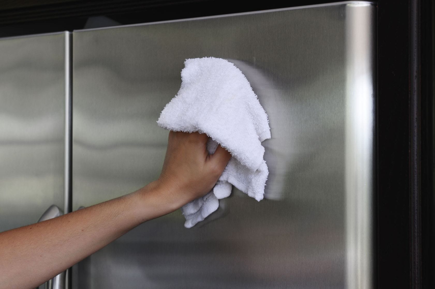 Чем можно отмыть жирные пятна на холодильнике