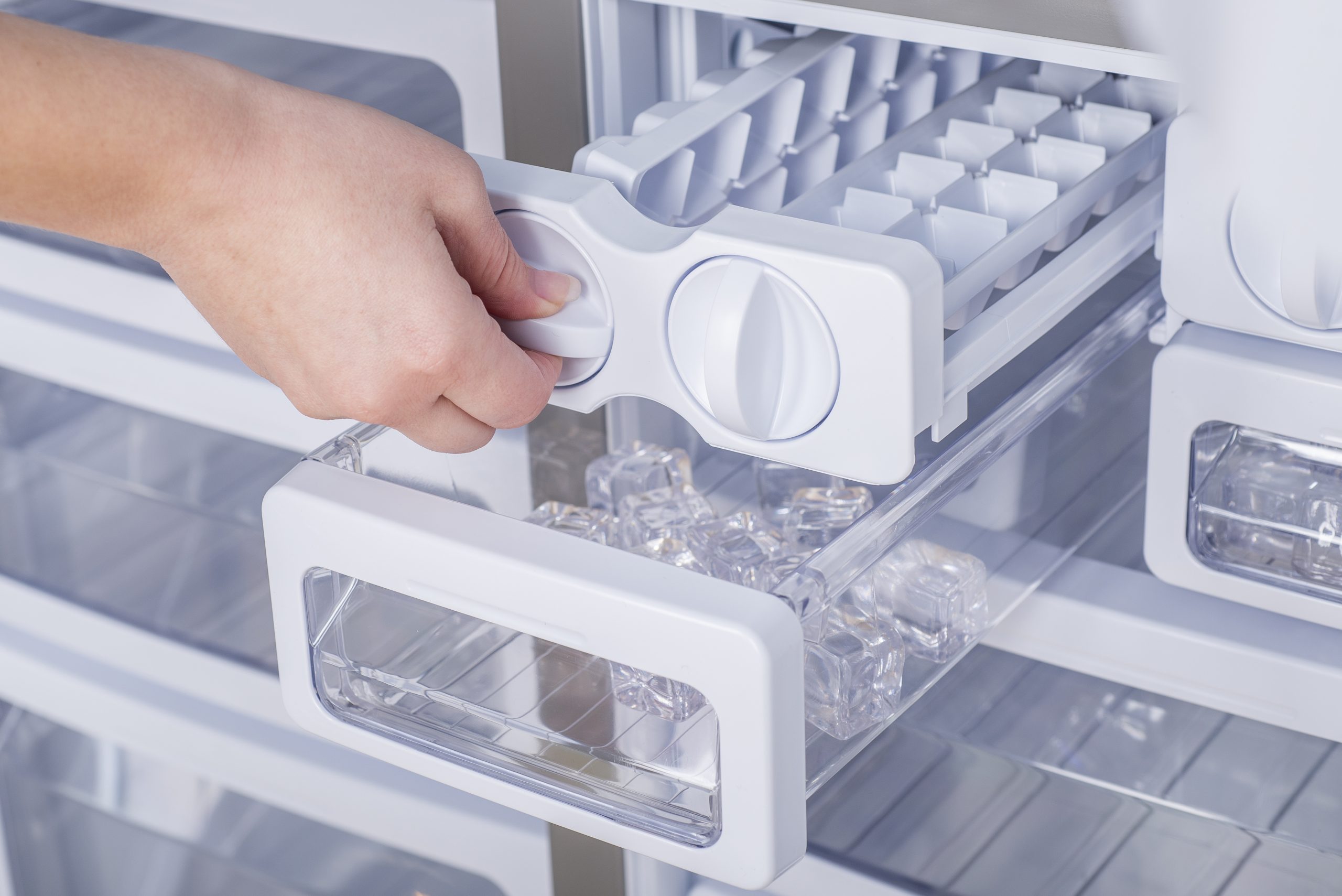 Что такое генератор льда в холодильнике