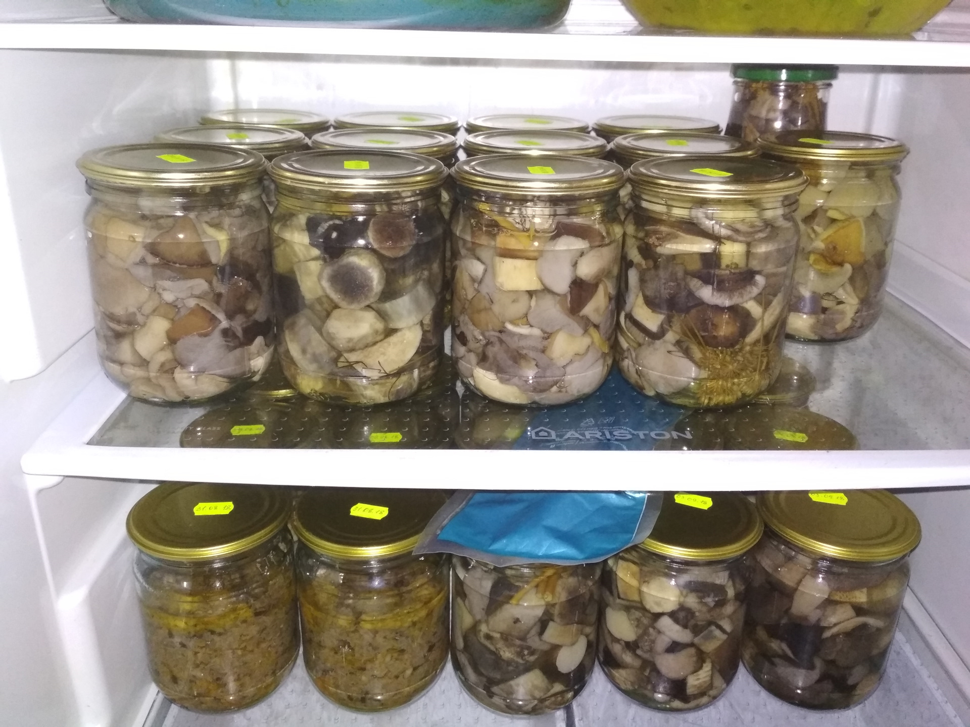 Как долго можно хранить соленые грибы в холодильнике