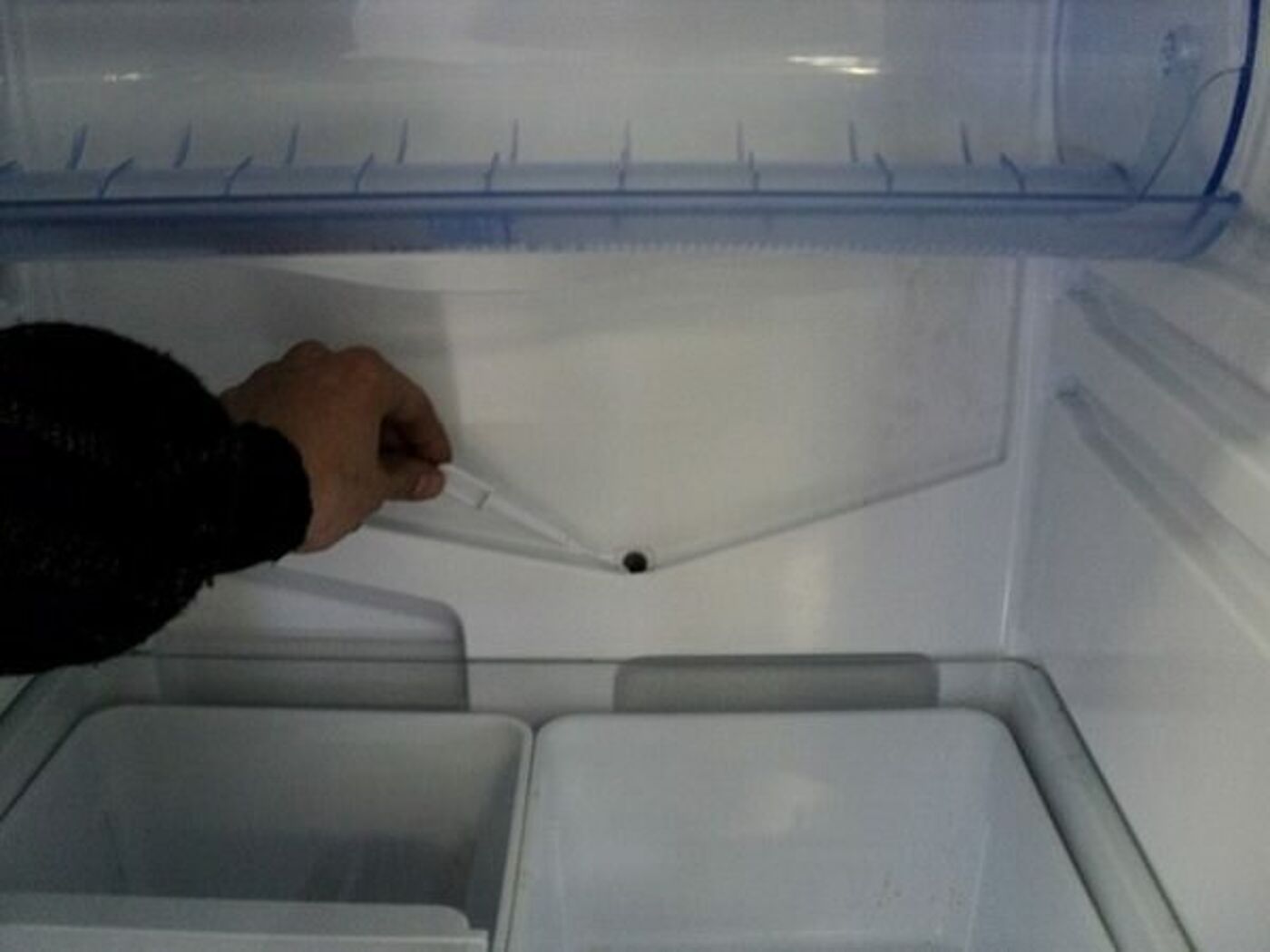 Где находится сливное отверстие в холодильнике Самсунг