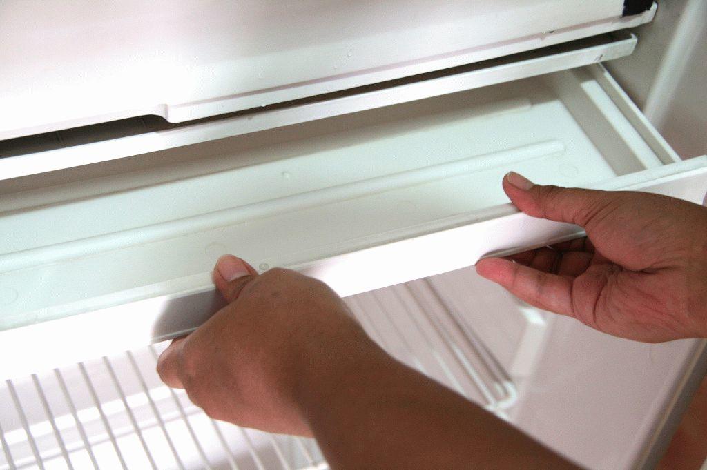 Как вытащить поддон из холодильника Индезит