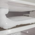 Почему намерзает лед в морозилке