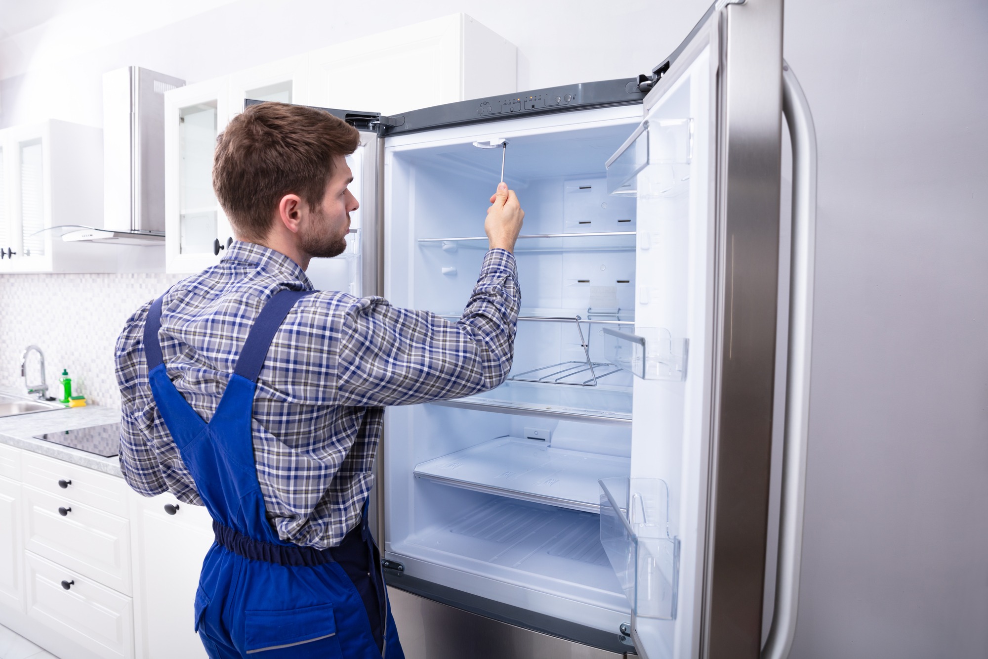 Почему не морозит холодильник