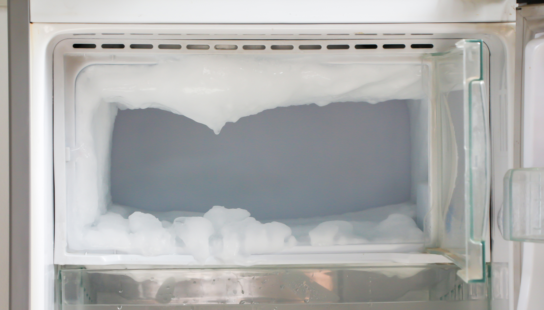 Почему в холодильнике образуется снежная шуба